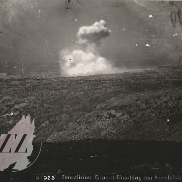 <a href="https://zakladnicazgodovine.si/product/kraska-planota-udar-granate/">Kraška planota – Udar granate</a> Fotografije