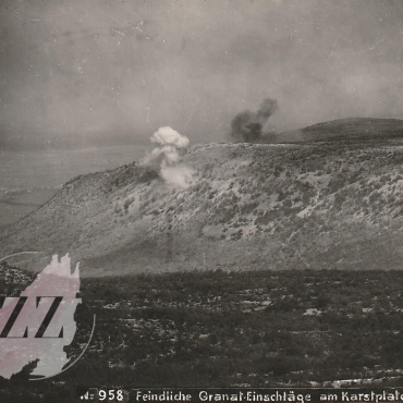 <a href="https://zakladnicazgodovine.si/product/kraska-planota-udar-granate-1917/">Kraška planota – Udar granate 1917</a> Fotografije