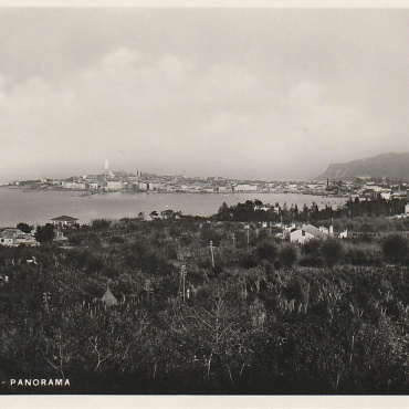 <a href="https://zakladnicazgodovine.si/product/izola-panorama/">Izola – Panorama</a> Razglednice