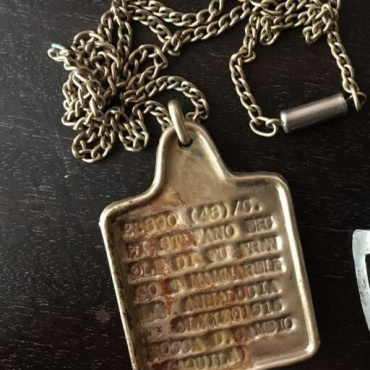 <a href="https://zakladnicazgodovine.si/product/trench-art-zapestnica-s-fotografijo-dog-tag/">Vojaška identifikacijska ploščica na verižici</a> Militarije