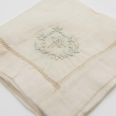 <a href="https://zakladnicazgodovine.si/product/vojakov-robcek-z-monogramom/">Vojakov robček z monogramom</a> Militarije