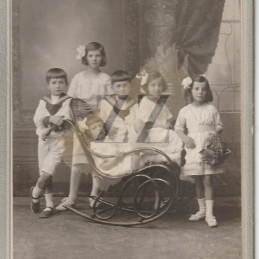 <a href="https://zakladnicazgodovine.si/product/davorin-rovsek-portret-njegovih-otrok/">Davorin Rovšek: portret njegovih otrok</a> Fotografije
