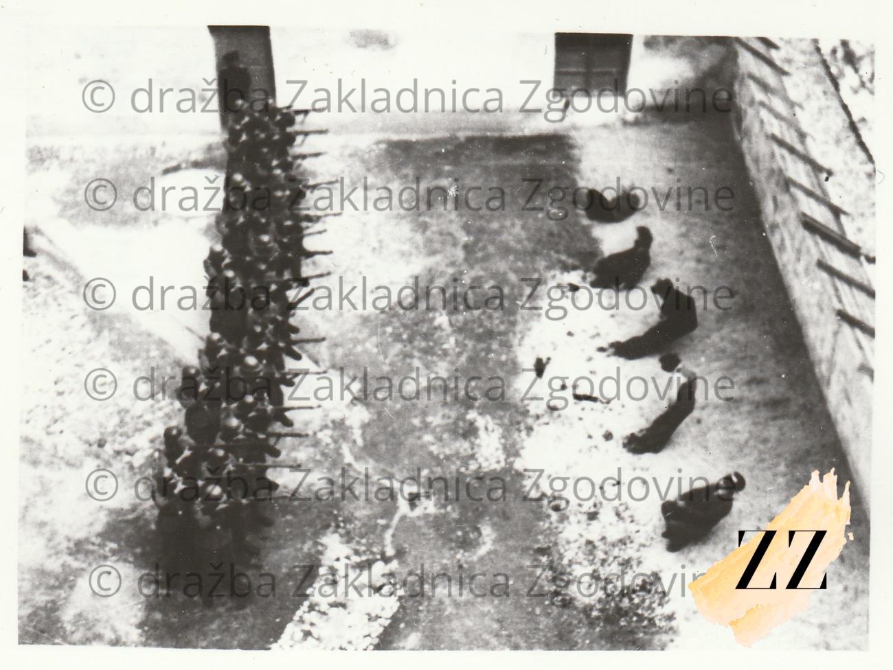 2. Serija 14 fotografij. Streljanje talcev 22. julija 1942 v Celju – Stari pisker. Dražba 2. Serija 14 fotografij. Streljanje talcev 22. julija 1942 v Celju - Stari pisker.