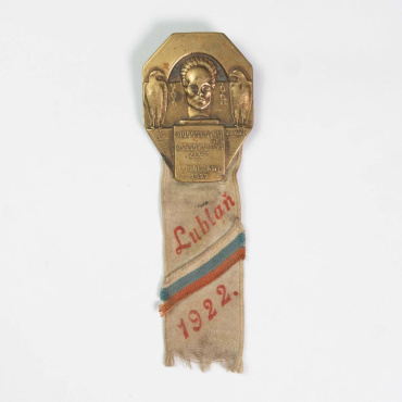 <a href="https://zakladnicazgodovine.si/product/znacka-zlet-v-ljubljani-s-trakcem-sokoli-1922-dolinar/">Značka: Zlet v Ljubljani s trakcem, Sokoli 1922, Dolinar</a> Civilne medalje in značke