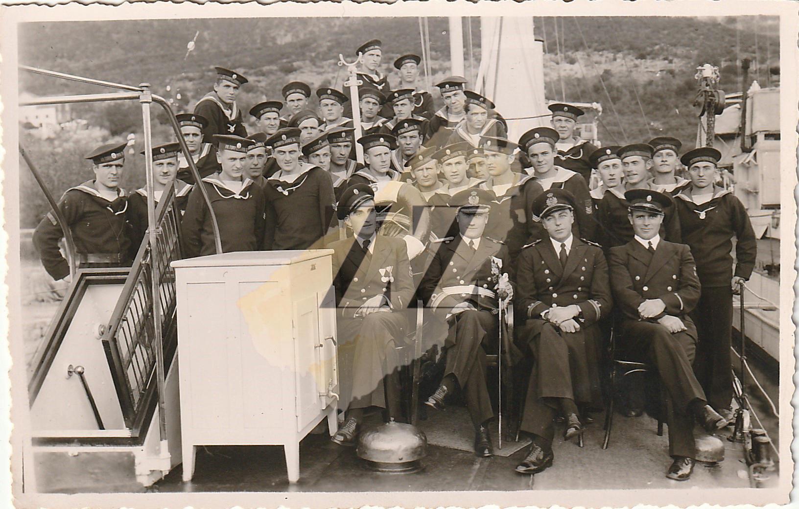Kraljevina Jugoslavija: posadka Torpedovke T6, s podpisi, 1936 Fotografije Kraljevina Jugoslavija Kraljevina Jugoslavija: posadka Torpedovke T6, s podpisi, 1936