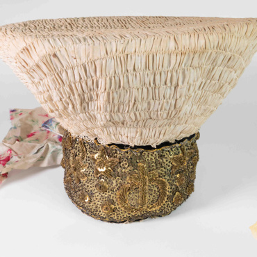 <a href="https://zakladnicazgodovine.si/product/avba-pokrivalo-narodne-nose-konec-19-stol/">Avba: Pokrivalo narodne noše, konec 19. stol.</a> Rustikalni slog