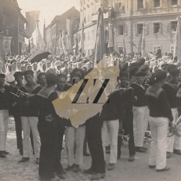 <a href="https://zakladnicazgodovine.si/product/ljubljana-trg-francoske-revolucije-posvetitev-cerkve-rakovnik/">Ljubljana: Trg Francoske revolucije, posvetitev cerkve Rakovnik</a> Fotografije