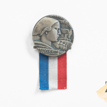 <a href="https://zakladnicazgodovine.si/product/znacka-sokoli-pokrajinski-zlet-1933/">Značka: Sokoli Pokrajinski zlet, 1933</a> Civilne medalje in značke