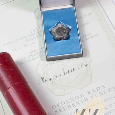 <a href="https://zakladnicazgodovine.si/product/sfrj-jugoslavija-red-dela-s-srebrnim-vencem-orden-rada/">SFRJ Jugoslavija: Red dela s srebrnim vencem (orden rada)</a> Civilne medalje in značke