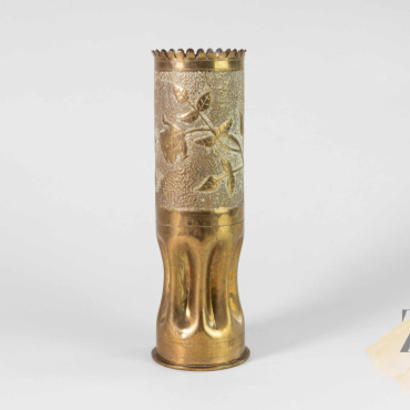 <a href="https://zakladnicazgodovine.si/product/italija-vaza-iz-topovske-granate-trenchart-1917/">Italija: Vaza iz topovske granate, trenchart, 1917</a> Secesijski slog