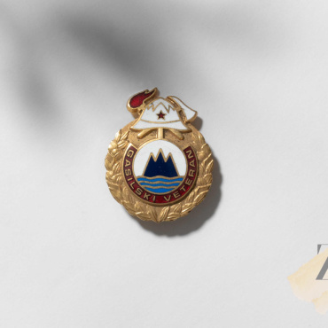 <a href="https://zakladnicazgodovine.si/product/znacka-gasilski-veteran/">Značka: Gasilski veteran</a> Civilne medalje in značke