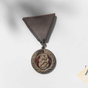 <a href="https://zakladnicazgodovine.si/product/medalja-gasilska-zveza-slovenije-s-trakcem/">Medalja: Gasilska zveza Slovenije s trakcem</a> Civilne medalje in značke