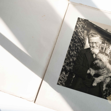 <a href="https://zakladnicazgodovine.si/product/joze-plecnik-fotografija-s-kuzkom-sivkom-1936/">Jože Plečnik: Fotografija s kužkom Sivkom, 1936</a> Fotografije