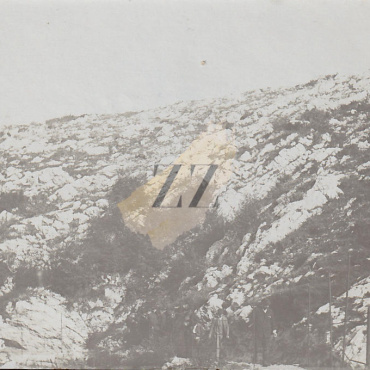 <a href="https://zakladnicazgodovine.si/product/slivje-vhod-v-jamo-dimnice-1908/">Slivje: vhod v jamo Dimnice (?), 1908</a> Fotografije